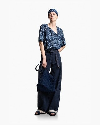 異国情緒とリゾート気分。エンポリオ アルマーニの新作で夏を素敵に着こなす